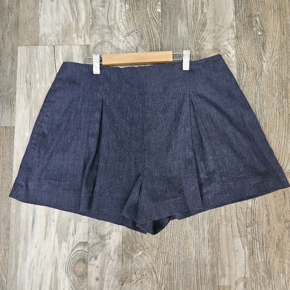 BCBGMAXAZRIA pleated shorts size large - Picture 1 of 8